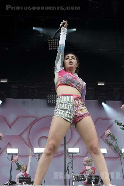 CHARLI XCX - 2017-07-23 - PARIS - Hippodrome de Longchamp - Main Stage 1 - 